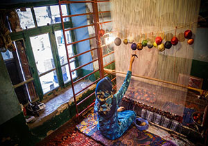کار آفرینی بانوی اردبیلی برای 30 نفر از بانوان بافنده فرش