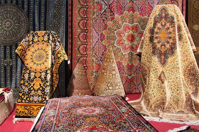 آشنایی گردشگران خارجی با فرش دستباف قم به عنوان کالای فرهنگی ایران