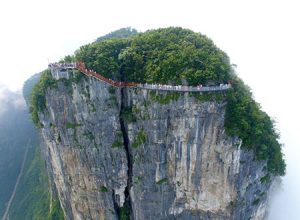 مسیر شیشه ای در کوهستان تیانمن یکی از جاذبه های دیدنی چین