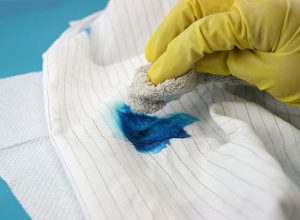 پاک کردن انواع لکه از روی لباس و فرش