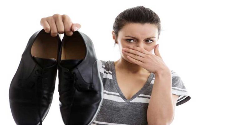 چگونه میتوان بوی بد کفش و پا را از بین برد؟