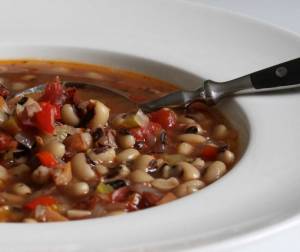 سوپ لوبیا چشم بلبلی غذایی گرم و دلپذیر