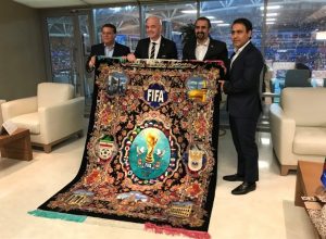 اهدای فرش دستباف ایرانی به رئیس فیفا