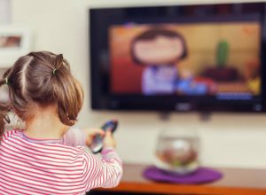 عوارض استفاده از موبایل و تماشای تلویزیون برای نوزادان