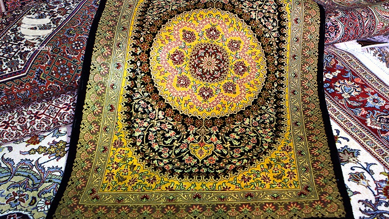 هنر بر تارو پود فرشهای ایرانی