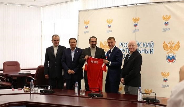 فرش دست بافت ایرانی به سرپرست فدراسیون فوتبال روسیه اهدا شد.