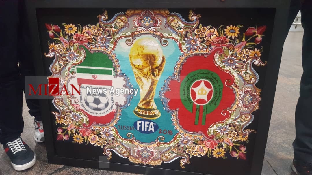 اهدای یک تخته فرش دستباف توسط کاپیتان تیم ملی فوتبال ایران به کاپیتان تیم مراکش