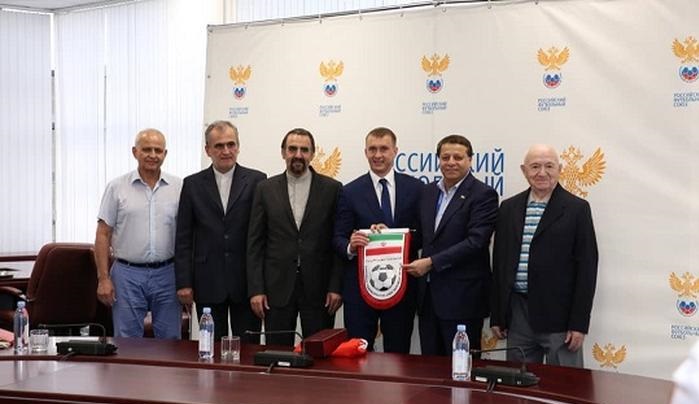 فرش دست بافت ایرانی به سرپرست فدراسیون فوتبال روسیه اهدا شد.