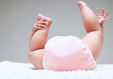 اگر ادرار نوزاد بر روی فرش و لباس بریزد چه حکمی دارد؟